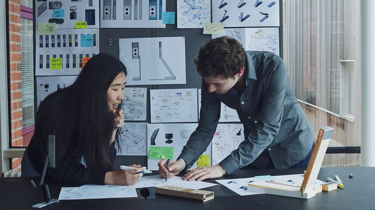 Yuan Tian och Adrian Heymann under arbete med deras Red Dot-vinnande projekt Airo. Foto: Designhögskolan