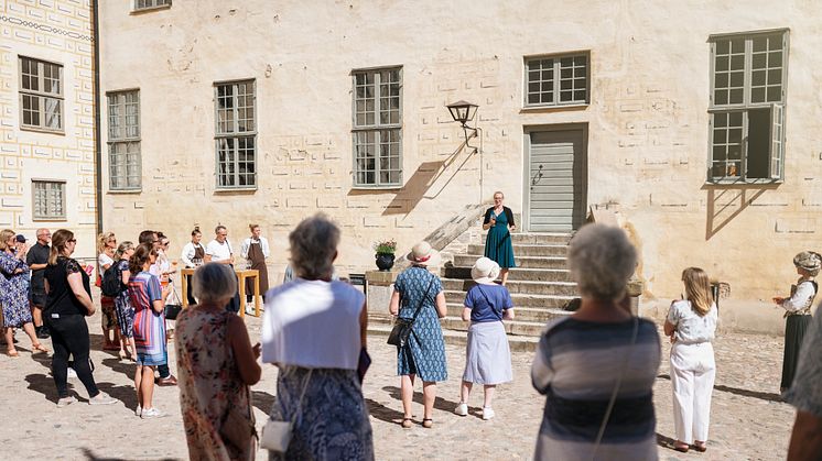 Det är en mindre skara personer som står på inre borggården, så som personal och leverantörer till utställningen. Glädjen är stor att äntligen få inviga en ny utställning på Kalmar Slott.