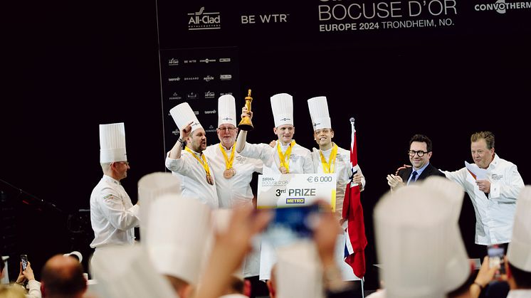 Håvard Werkland (med pokalen) jublet sammen med laget sitt etter at bronsen var sikret i Bocuse D'Or Europe. Foto: Berre