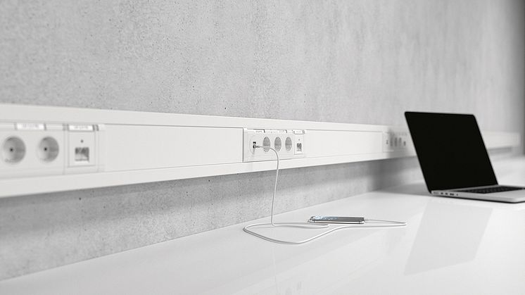 Montagefreundliches Duo: Die Hager Kanalsteckdose SCHUKO® mit USB-Ladefunktion und der Netzwerkspezialist tehalit.BRN65