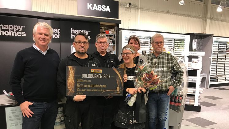 Happy Homes Luleå mottar priset av Henrik Friberg från Jotun