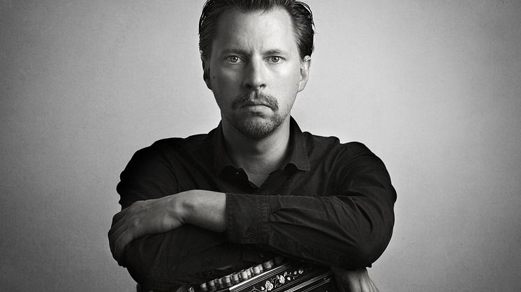 Mikael Agustsson kommer till Vara Konserthus med sin Halvt Elektrifierade Kvintett