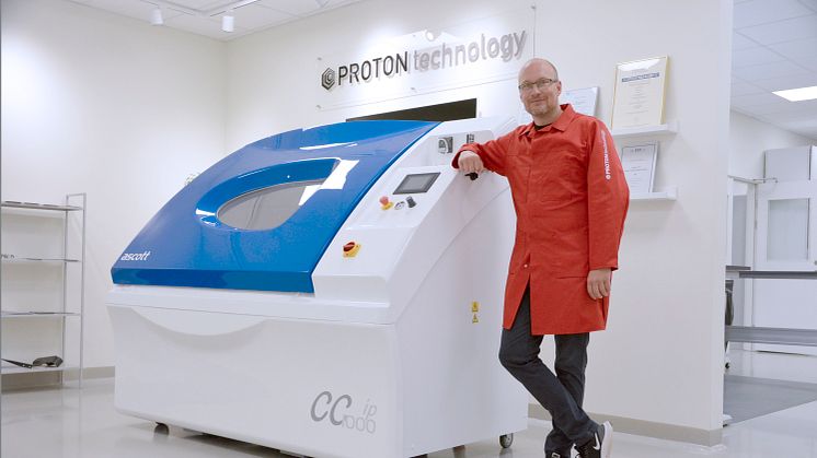 Stefan Gustafsson Ledell, CEO Proton Technology, by the new cyclic salt spray cabinet.