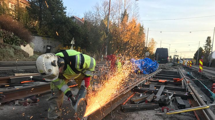 Etter støping freses kantene på trikkeskinnen slik at skjøten blir glatt og fin. I Grefsenveien mellom Platåveien og Kjelsåsalléen holdeplass er det til sammen sveiset om lag 300 skjøter.