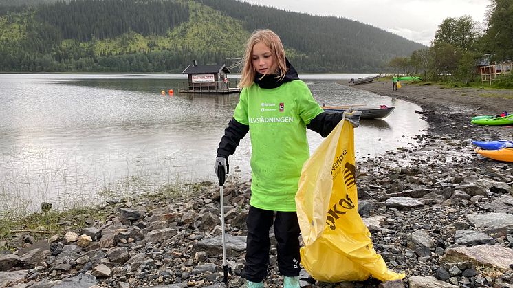 Ryttare från Åre ridskola plockar skräp på stranden i Åre, Indalsälven.