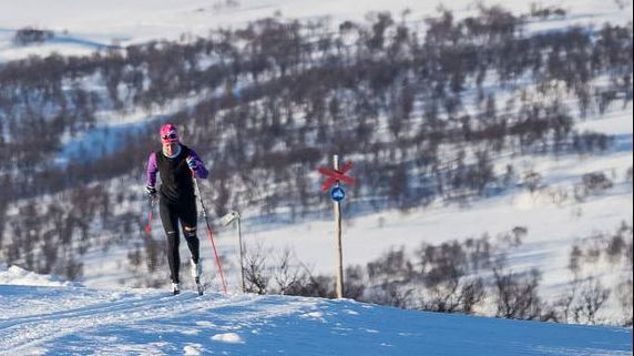 Ramundberget förlänger längdskidsäsongen med extra tidig start på försäsongen. Skidåkaren Ida Ingmarsdotter ger tummen upp och ser fram emot satsningen på tidig snö. 