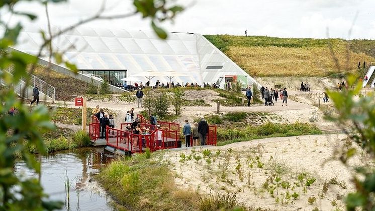 Oplevelsesparken Naturkraft er placeret i et 45 hektar stort naturområde med et oplevelsescenter på fem hektar placeret i en 628 meter lang ringvold. I centret kan man bl.a. opleve naturens kræfter i otte forskellige naturtyper. (Foto: Naturkraft)