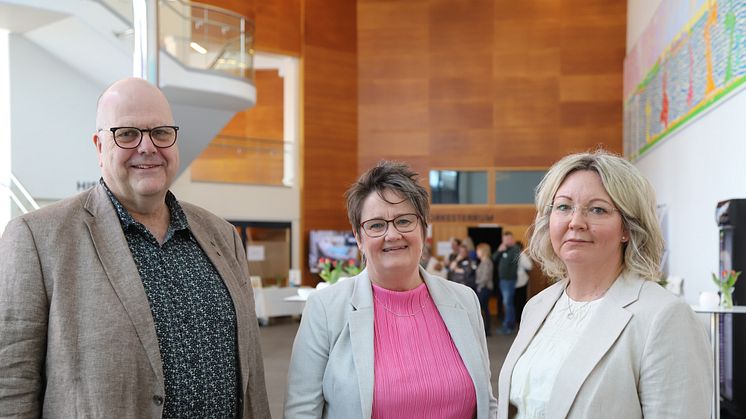 Sven-Gösta Pettersson, socialnämndens ordförande, Ewa Karlsson Sjölander, verksamhetsutvecklare, och Eva Börjesson Öman, socialchef, var alla nöjda med mässdagarna. Foto: Helene Markström