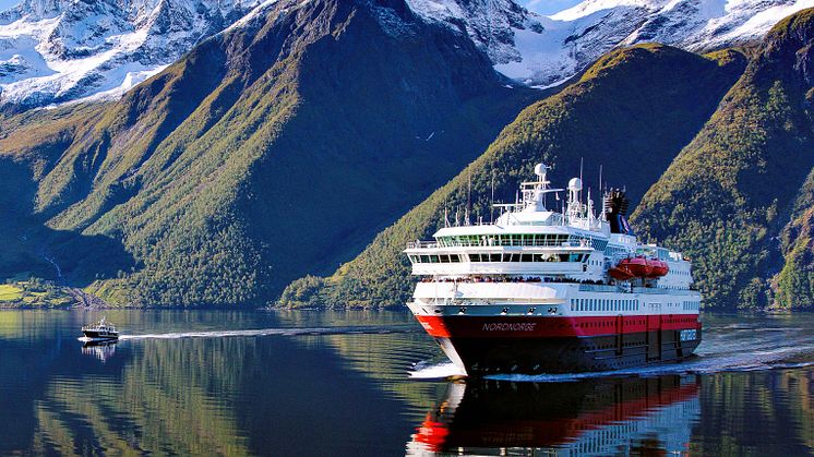 MS Nordnorge i Hjørundfjorden. Foto: Fabrice Milochau / Hurtigruten Norway