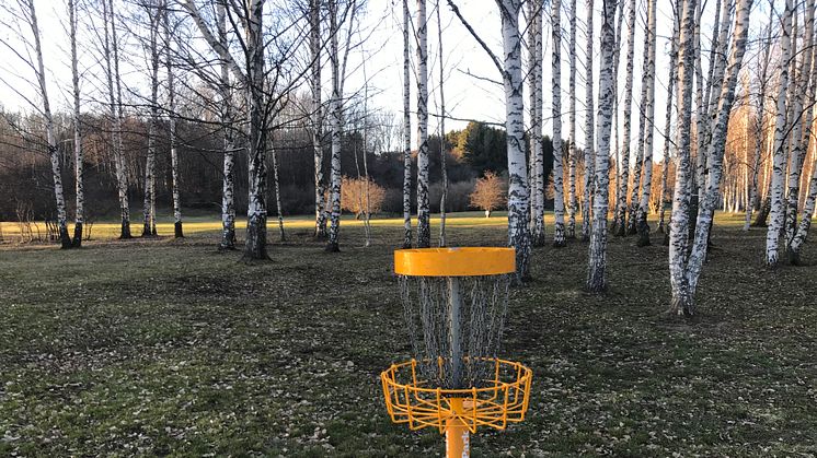 Väntans tider. Kyrkogårdsförvaltningen har tagit över Järva DiscGolfPark och vill inte inte låta världens bästa bana öppna trots att det är minst ett år kvar till byggstart för begravningsplatsen.