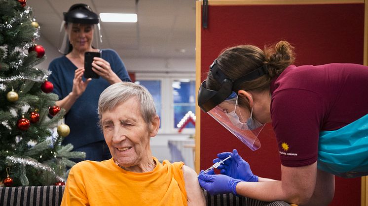 Lennart Gustafsson på Ruds trygghetsboende i Karlstad blev den första värmlänningen att vaccineras mot covid-19. Foto: Øyvind Lund.