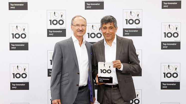 aeris-Gründer Josef Glöckl mit Top 100-Mentor Ranga Yogeshwar bei der  Übergabe der Top 100-Auszeichnung.