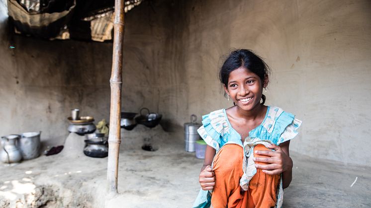 Purnima, 11 år, i Bangladesh är den som lagar mat och städar i familjen.