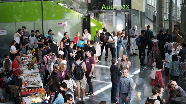 Beim Internationalen Nachmittag stellen Studierende und Mitarbeitende der TH Wildau am 11. Mai 2023 ihre Heimatländer mit kulinarischen Spezialitäten, Traditionellem und Infomaterial vor. (Bild: TH Wildau)