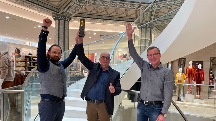 Artur Schiller, Jürgen Krack und Peter Wedel (von links) freuen sich über den Deutschen Metallbaupreis, den das Unternehmen bereits zum zweiten Mal für sich entscheiden konnte