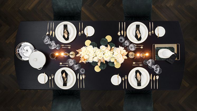 L’élégance luxueuse en blanc et doré : des plaisirs de la table pleins de style pour la plus belle fête de l’année