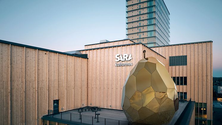 Solar Egg av Bigert & Bergström för Riksbyggen landar på Sara kulturhus Norra terrass i Skellefteå. Bilden är ett montage. Fotografer: Solar Egg: Jean Baptiste Béranger,  Sara Kulturhus: Johan Wennerström