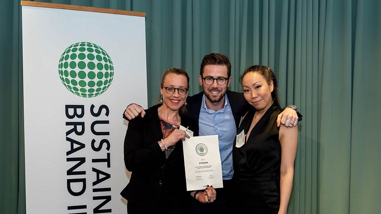 Synsam är Sveriges mest hållbara optiker enligt svenska konsumenter. Jenny Fridh, Victor Sundholm och Wai Chan från Synsam tar emot priset.
