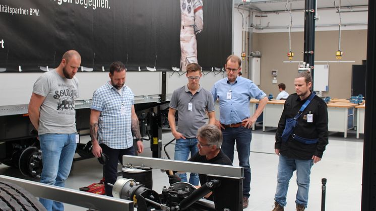 In the cool BPW loft, the EWALS Cargo Care technicians received practical insights into the BPW Group’s entire product programme on the training trailer. 