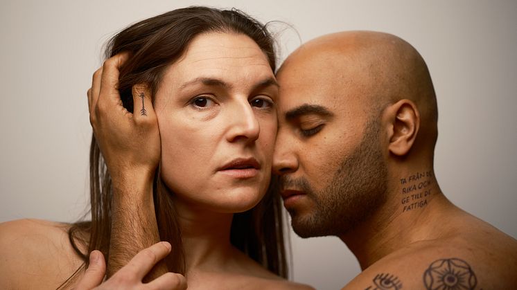 Sandra Stojiljkovic (Marion) och Magdi Saleh (Robin) i Robin Hoods hjärta. Foto Johan Sundell