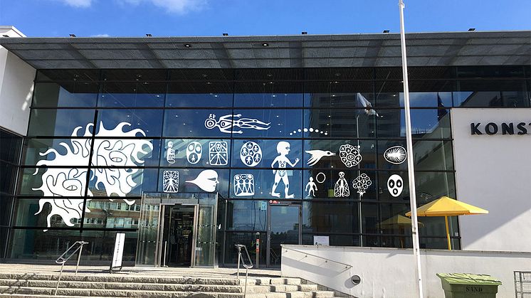 Nytt konstverk tar över fasaden på Haninge kulturhus