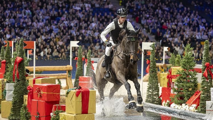 Maxime Livio and Boleybawn Prince defended their 2022 victory in the Agria Top 10 Indoor Eventing. Photo credit: Roland Thunholm/SIHS