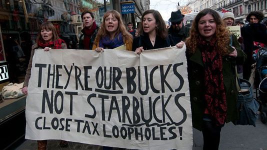 Demonstranter i London protesterer over, at kaffekæden Starbucks unddrager sig skat.
