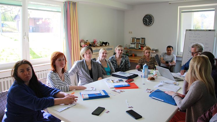 Besprechung am Esstisch (von links): Oleksandra Lukianenko, Larysa Rodionova, Liubov Dehtiarova, Olha Zobenko, Olena Pevnaya , Tanja Sawatzky (Hephata), Aslan Rahimov, Fritz Gatzke (Hephata)