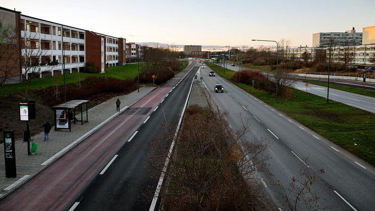 Amiralsgatan skär idag genom staden. Som stadshuvudgata ökar tillgängligheten i området, fysiska och mentala barriärer minskar och möjligheterna för ett klimatsäkert och jämlikt resande förbättras. Foto: Malmö stadsbyggnadskontor 