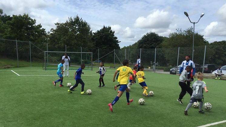 Barnen i Bergsjön jagar bollar med IFKs fotbollsskola