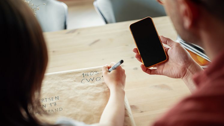 Posten lanserer en ny tjeneste for mindre pakker som kan sendes mellom privatpersoner. Pakken påføres en egen kode og kan sendes fra egen postkasse