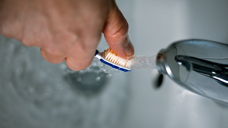 Krankheitserreger im Trinkwasser: Mikrobiologische Sanierung ermöglicht gleichzeitige Desinfektion und Reinigung. Foto: Kristoffer Thor für Pressebüro LAAKS