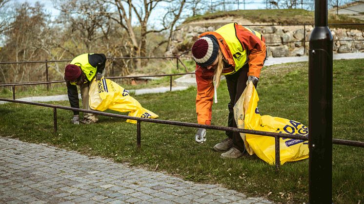 Unga idrottsaktiva plockar skräp i Uppsala län.