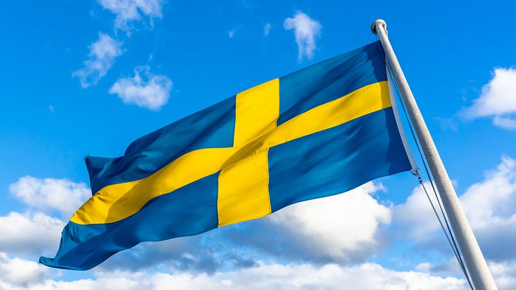 Sveriges nationaldag inleds med flagghissning på Stortorget.