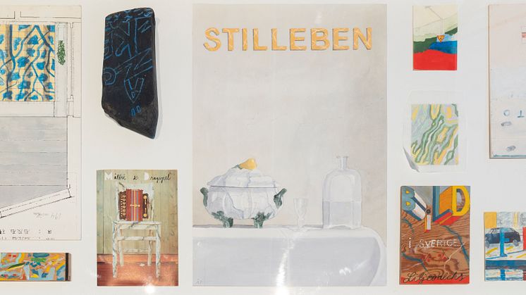 Detaljbild glasbord med skisser, fotografier & affisch av/från Åke Pallarps ateljé. Upprymd 2022, Färgfabriken.