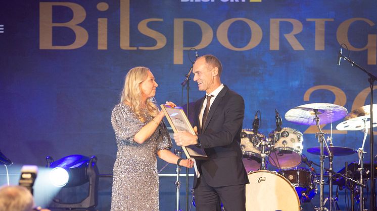 Rickard Rydell överraskades när han ropades upp till scenen. Här överlämnas priset Bilsport Special Award av Camilla Sjöberg. FOTO JOACHIM CRUUS