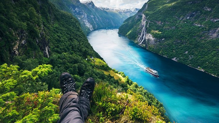 Havila Kystruten vil fra starten kunne seile Geirangerfjorden lydløst og uten utslipp.