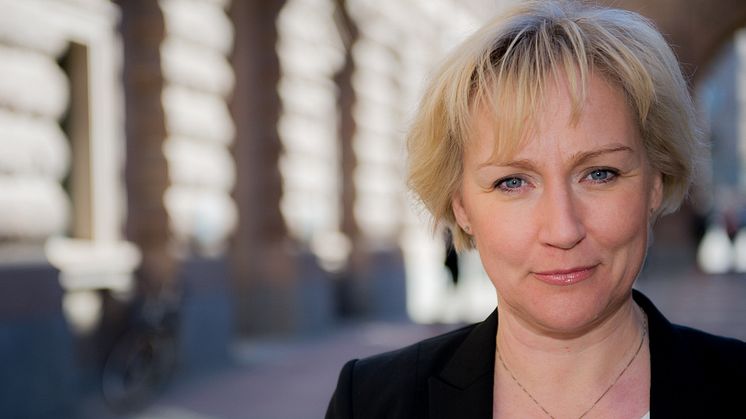 Pressinbjudan: Forskningsminister Helene Hellmark Knutsson slutför KB:s digitalisering av 6000 tryckta SOU:er