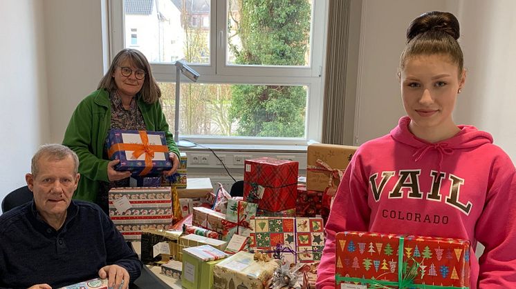 Walter Trott sowie Christel Diebel und Sophia Merle (beide Hephata-Mitarbeiterinnen, von links) freuen sich über Geschenke aus der Kirchengemeinde Spielberg-Waldensberg.