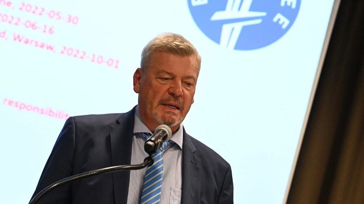 Ordföranden i Ukrainas Fäktförbundet Mikhail Ilyashev argumenterar för att ryska och belarusiska fäktare ska stängas av från europeiska tävlingar vid EFC-kongressen i Krakow den 24 juni. Foto: Augusto Bizzi/Svensk Fäktning