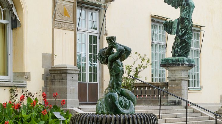 Södra slottsfasaden med Carl Milles skulptur Triton i förgrunden och Nike från Samothrake i bakgrunden. Foto: © Yanan Li