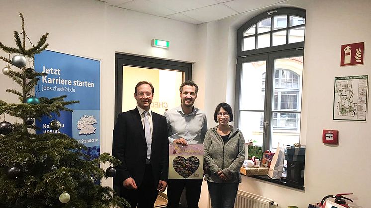 Hubertus von Erffa, Vorstandsvorsitzender des Kinderhospiz Bärenherz Leipzig e.V.; Dr. Dominik Faber, Geschäftsführer der Check24 Vergleichsportal GmbH (Leipzig) und Kerstin Stadler, Mitarbeiterin im Förderverein päsentieren stolz die Geschenke