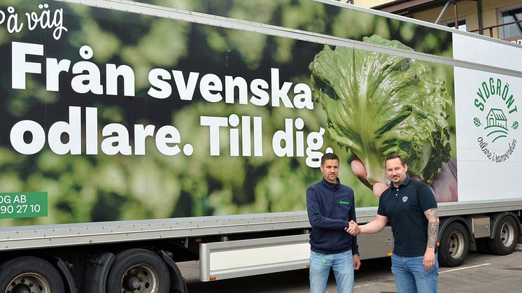SydLogs VD Fredrik Elensky och Scanias Oscar Fredriksson skakar hand efter kontraktskrivningen