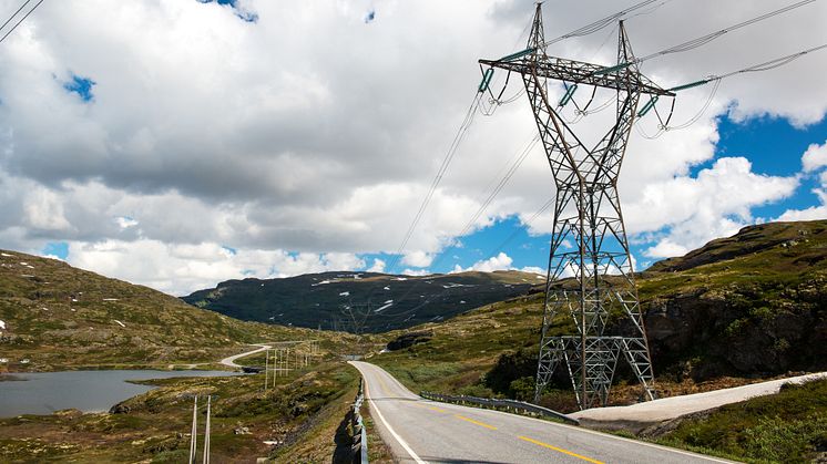 Endring i lover og forskrifter medfører at Rakkestad Energi må avslutte som strømleverandør. - Fra nå av vil vi kun fokusere på utbygging og drift av strømnettet, sier Olaf Vik.