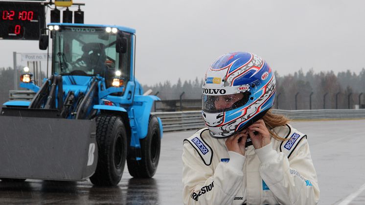 Karin Olsson förare i Volvo L60G PCP - världens snabbaste hjullastare