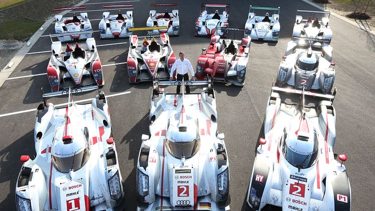 Tom Kristensen sammen med de 13 Le Mans vindere på Audis anlæg ved Neuburg