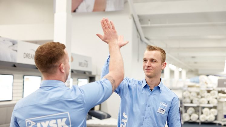 JYSK lancerer i denne uge sin nye elevkampagne, der skal tiltrække endnu flere elever. Foto fra kampagnen med to nuværende elever.