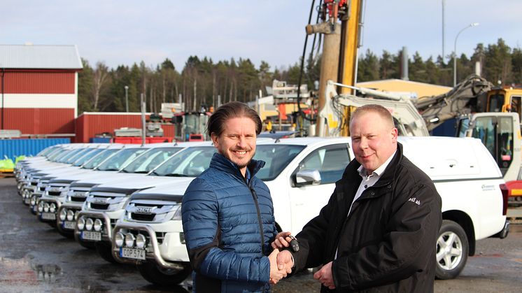 Fredrik Westerfelt, vice VD Rosenqvist Entreprenad, tar emot leveransen av de 14 bilarna från Stilbils affärsansvarige Pierre Tumle.