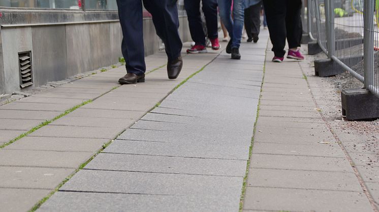 Bild på Vasagatans trottoar som kommer att rustas från och med söndag.