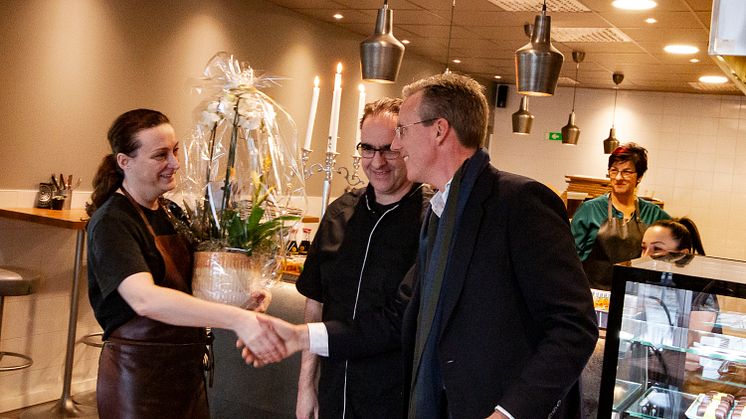 Skåneporten Fastigheters VD Andreas Meyer gratulerar makarna Suzanne och Igor Bistricic.